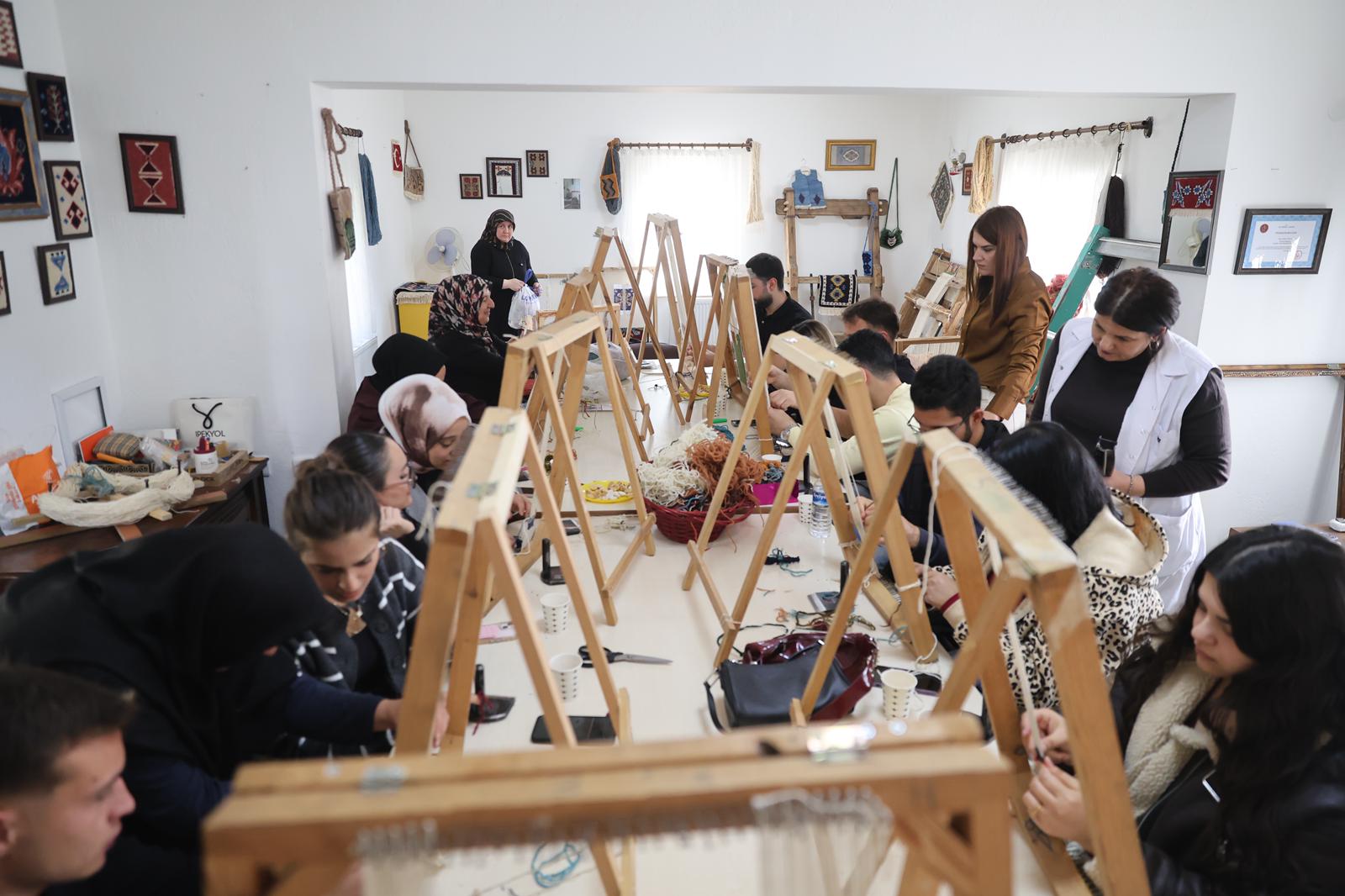 NEVÜ’lü Öğrenciler Uygulamalı “Dokuma Atölyesi” Etkinliğine Katıldı